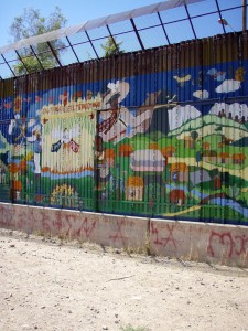 “Vida y Sueños de la Cañada Perla” or “Life and Dreams of the Perla Ravine” on border wall at Ambos Nogales.  Photo by Daquella Manera